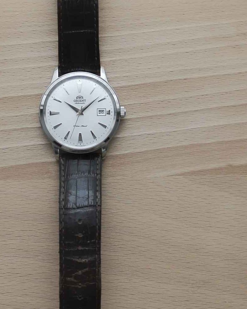 Orient Bambino (ER24005W) sa belim brojčanikom i kupolastim staklom, na kožnom kaišu